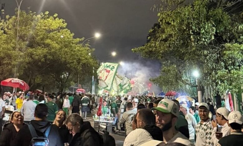 Torcida do Palmeiras celebra com festa vibrante antes da semifinal da Libertadores contra a LDU.