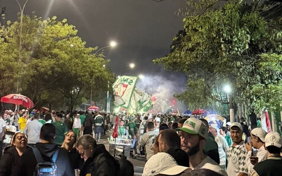 Torcida do Palmeiras celebra com festa vibrante antes da semifinal da Libertadores contra a LDU.