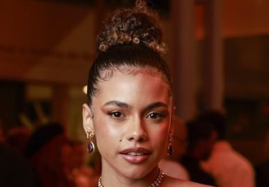 Alana Cabral celebra contracenar com Sophie Charlotte e Dira Paes em Três Graças