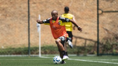 Atlético pode ter estreias em clássico