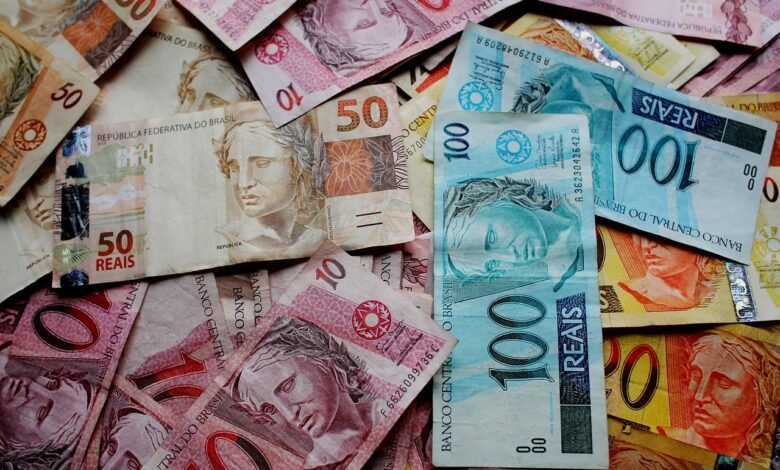 Como é calculado o salário-mínimo no Brasil?