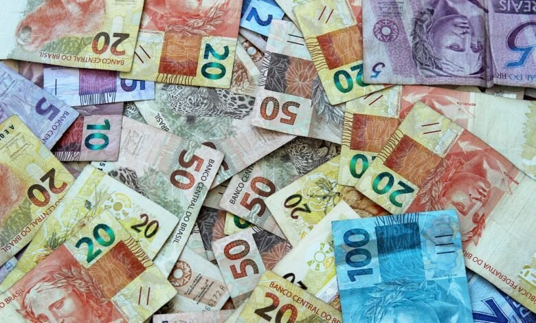 Com dificuldade de fechar as contas, governo vai manter meta fiscal de 2026?