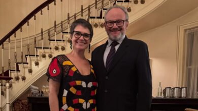Sandra Annenberg e Ernesto Paglia sorrindo para foto lado a lado, ambos de óculos de grau