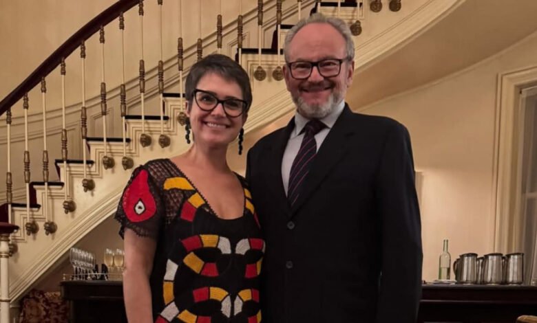 Sandra Annenberg e Ernesto Paglia sorrindo para foto lado a lado, ambos de óculos de grau