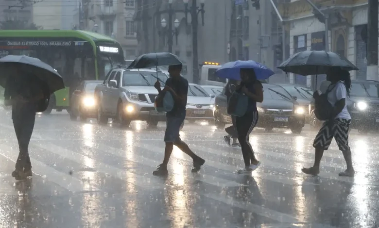 Inmet alerta para chuva forte e variação extrema do clima em todo o país