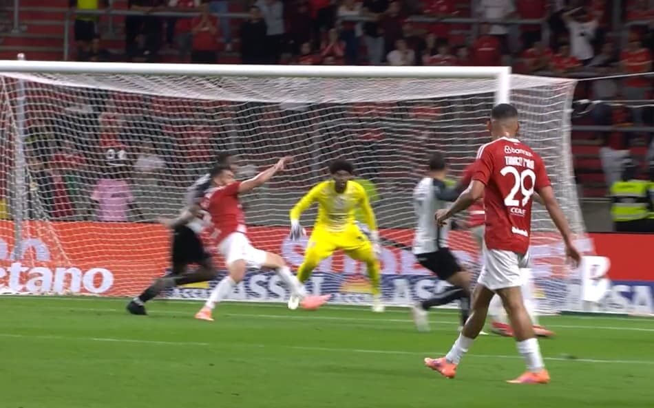 Áudio do VAR é divulgado pela CBF para esclarecer decisões polêmicas no jogo entre Internacional e Corinthians.