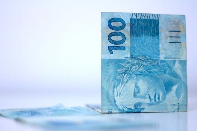 Salário-mínimo no Brasil deveria ser cerca de 5 vezes maior; entenda