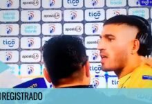 El 'andá pa' allá bobo' llegó a Paraguay: le tiraron una botella al arquero de Olimpia en medio de una nota