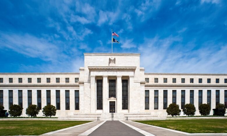 Queda do déficit fiscal reduz nível dos juros neutros nos EUA, diz diretor do Fed