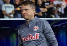 Jogo de futebol entre Bahia e Bragantino. Times se preparam para duelo crucial em meio a contextos distintos, mostrando estratégias e formações táticas.