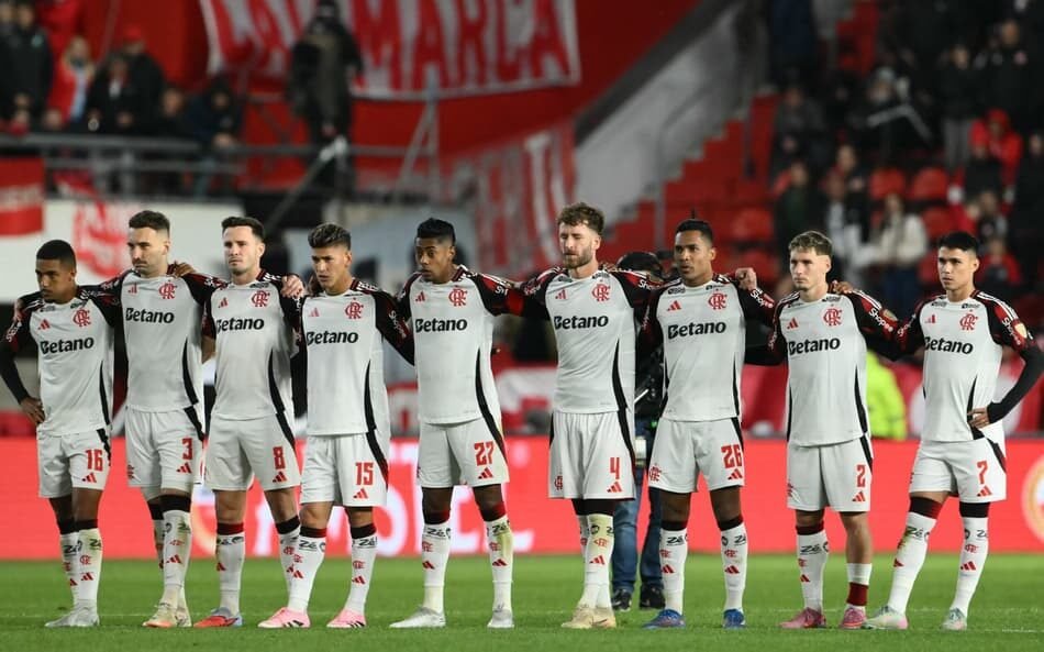 Partida entre Flamengo e Bahia marcada por desfalques importantes no elenco rubro-negro; Flamengo busca vencer o Bahia mesmo com ausências notáveis.