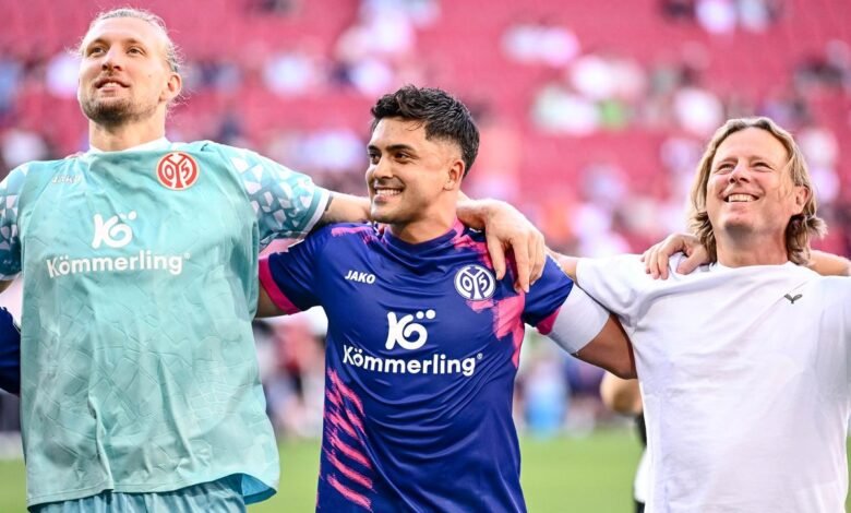 Fußball: Die Mainzer Zentner und Amiri sowie Trainer Henriksen.