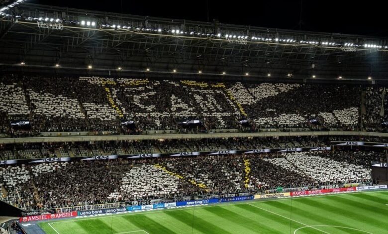 Torcidas de futebol em estádio para possível confronto exclusivo do Atlético-MG na Final Sul-Americana