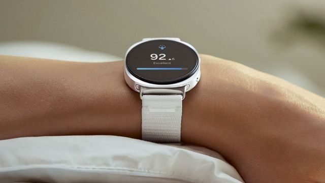 Homem brasileiro utilizando um smartwatch que detectou um grave problema cardíaco, destacando a interseção entre tecnologia e saúde.