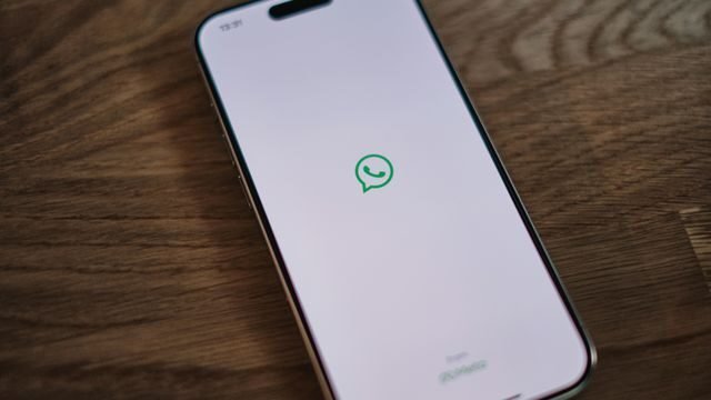 Impacto da perda do número de celular no uso do WhatsApp, dificuldades na recuperação da conta e medidas de segurança a adotar.