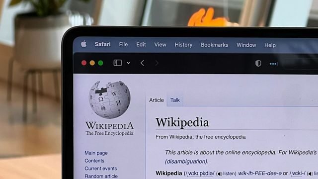 Banner da Wikipédia anunciando campanha de arrecadação, destacando a colaboração humana em contraste com a Grokipedia de Elon Musk.