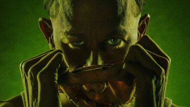 Cena do documentário 'Monstro: A História de Ed Gein' na Netflix, mostrando imagens e entrevistas sobre o infame serial killer dos anos 50.