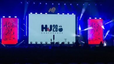 Participantes na conferência HJ Conference 2026 discutindo inovações e estratégias de crescimento em uma sala no oeste catarinense.