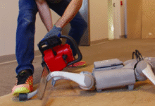 Robôs da Skild AI enfrentando e superando desafios extremos com resiliência e eficiência, demonstrando avanços tecnológicos significativos.