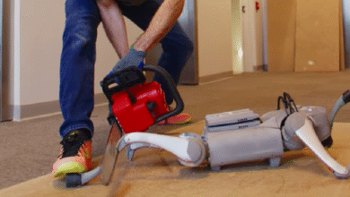Robôs da Skild AI enfrentando e superando desafios extremos com resiliência e eficiência, demonstrando avanços tecnológicos significativos.
