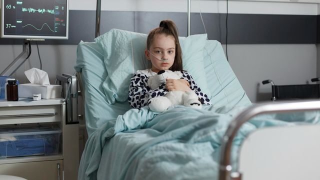 Inteligência Artificial transforma diagnóstico de lesões cerebrais ocultas em crianças com epilepsia, oferecendo precisão em descobertas médicas.