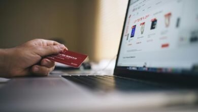 Cliente satisfeito com atendimento em uma loja, destacando a importância do atendimento ao cliente nas decisões de compra.
