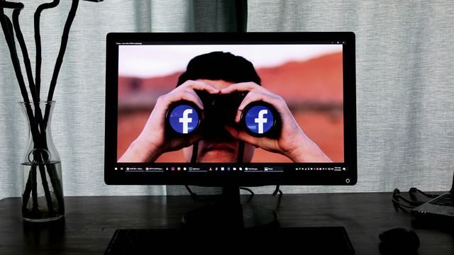 Imagem ilustrativa de uma pessoa utilizando o Facebook em um laptop para encontrar contatos perdidos, destacando o processo de busca e conexão no Facebook.