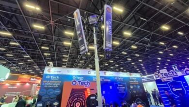 Dispositivo móvel usando tecnologia 5G para melhorar a conectividade em áreas remotas e em eventos no Brasil.