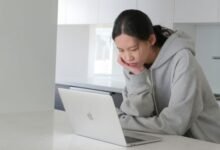Pessoa usando tecnologia de inteligência artificial para correção de postura no computador, melhorando a ergonomia e prevenindo dores.