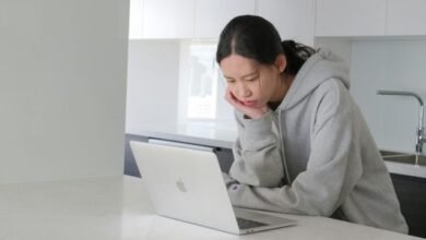 Pessoa usando tecnologia de inteligência artificial para correção de postura no computador, melhorando a ergonomia e prevenindo dores.