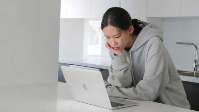 Pessoa usando tecnologia de inteligência artificial para correção de postura no computador, melhorando a ergonomia e prevenindo dores.