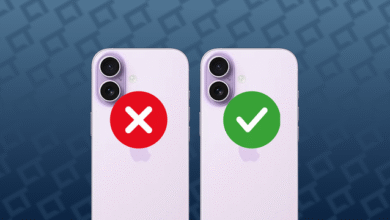 Imagem mostrando um comprador examinando um celular autêntico com atenção aos detalhes para evitar a compra de produtos falsificados.