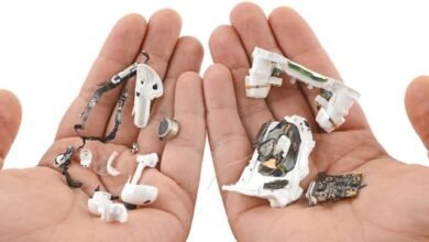 Imagem dos AirPods Pro 3 com a classificação de irreparáveis pela equipe do iFixit, destacando sua complexidade interna.