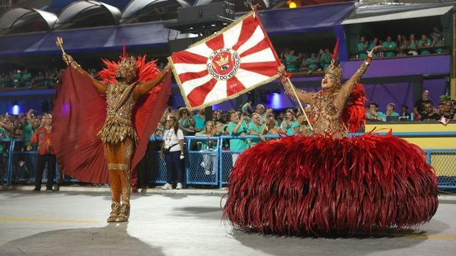A Unidos do Viradouro inova no Carnaval ao ressuscitar a voz de Dominguinhos do Estácio usando tecnologia de inteligência artificial, proporcionando uma experiência única e emocionante para os foliões.