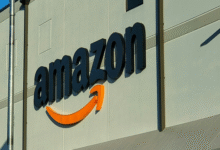 Funcionários da Amazon enfrentam demissão em massa de 14 mil pessoas enquanto a empresa foca em expansão de inteligência artificial.