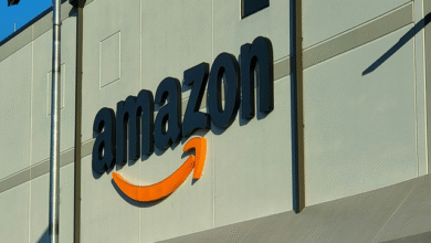 Funcionários da Amazon enfrentam demissão em massa de 14 mil pessoas enquanto a empresa foca em expansão de inteligência artificial.