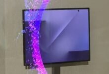 Celular dobrável triplo da Samsung com design inovador apresentado em evento.