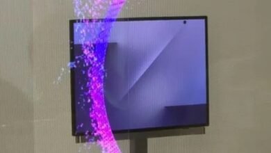 Celular dobrável triplo da Samsung com design inovador apresentado em evento.