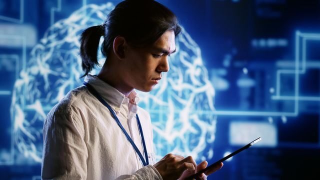 Infográfico destacando erros críticos de inteligência artificial na interpretação de notícias, segundo estudo recente.