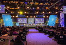 Infográfico ilustrando os desafios da indústria digital brasileira na implementação bem-sucedida de inteligência artificial, destacando obstáculos tecnológicos e estratégicos.