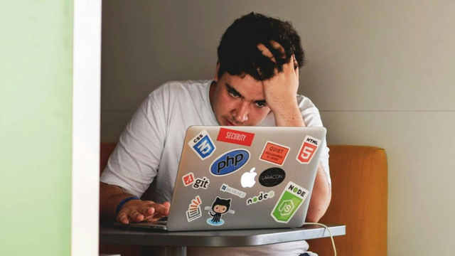 Representação de desafios corporativos intensificados pela inteligência artificial com aumento de fraudes empresariais.