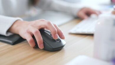 Uma análise detalhada das diferenças entre assinaturas digitais avançadas e qualificadas no contexto brasileiro, destacando aspectos legais e técnicos.