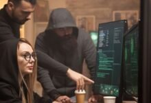 Imagem ilustrativa de um hacker usando um computador em um ambiente escuro, tentando subornar um jornalista da BBC para facilitar um ataque cibernético contra a corporação.