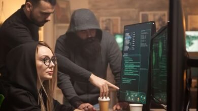 Imagem ilustrativa de um hacker usando um computador em um ambiente escuro, tentando subornar um jornalista da BBC para facilitar um ataque cibernético contra a corporação.