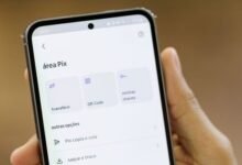Imagem ilustrativa mostrando um smartphone exibindo a tela de contestação de transferências do Pix, destacando os recursos de segurança aprimorados para proteção contra golpes.