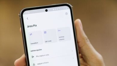 Imagem ilustrativa mostrando um smartphone exibindo a tela de contestação de transferências do Pix, destacando os recursos de segurança aprimorados para proteção contra golpes.