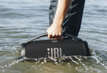 Imagem de uma caixa de som JBL à prova d'água demonstrando os limites de resistência à água e dicas para manutenção adequada.