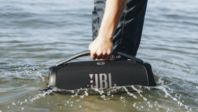 Imagem de uma caixa de som JBL à prova d'água demonstrando os limites de resistência à água e dicas para manutenção adequada.