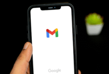 Imagem ilustrativa de um cadeado aberto na frente do logotipo de um email, representando o vazamento de dados que afetou 183 milhões de usuários do Gmail e outros serviços de e-mail.