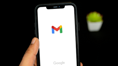 Imagem ilustrativa de um cadeado aberto na frente do logotipo de um email, representando o vazamento de dados que afetou 183 milhões de usuários do Gmail e outros serviços de e-mail.